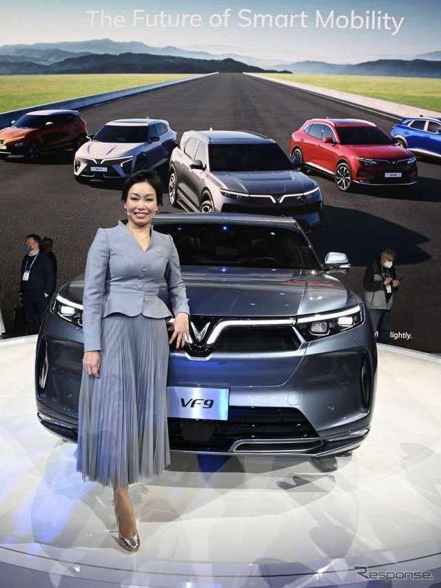 ビンファストVF9とレ・ティ・トゥ・トゥイCEO(CES 2022)
