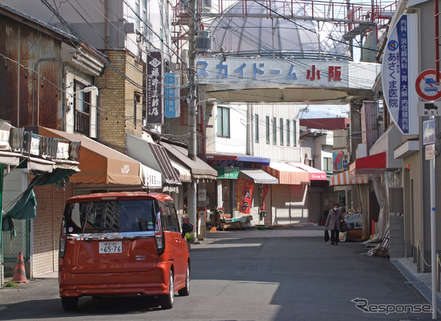 大阪の下町の路地にて。軽規格よりは幅広だが、扱いやすい大きさである。