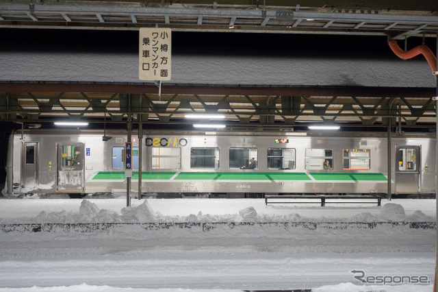 余市駅で発車を待つ小樽行き普通列車のH100形。余市~小樽間の輸送密度は特急が運行されている根室本線新得~釧路間よりも高いといわれているが、2021年12月に開かれた会議ではバス転換でも対応可能という数字が示されている。