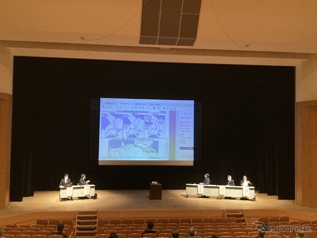 2021年11月19日に小樽市で開かれた並行在来線住民説明会の様子。BRT(バス高速輸送システム)での存続や施設の無償譲渡の可能性などを含む活発な質問や意見が交わされた。余市~小樽間については、小樽市側の維持区間が長くなるだけに、鉄道での存続は厳しい財政事情との絡みで負担割合が大きな焦点となりそうだ。