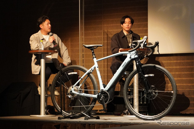 WABASH RT、CROSSCORE RCのプロジェクトリーダー渡邉岳氏(左)とデザイナー吉田健人氏