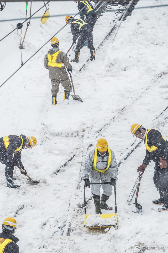札幌方で懸命の除雪作業が続く小樽駅構内（1月14日、11時30分頃）。