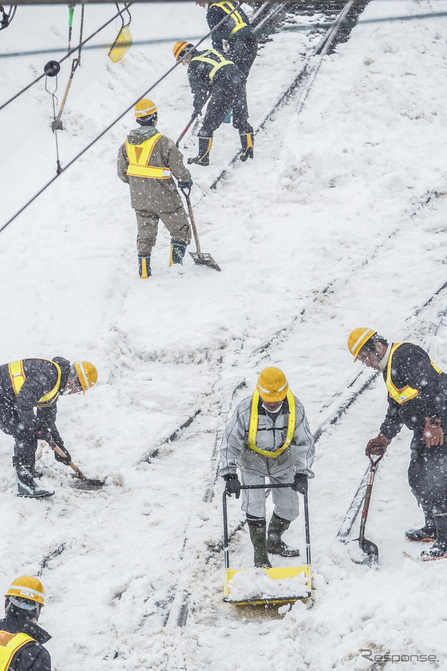 札幌方で懸命の除雪作業が続く小樽駅構内(1月14日、11時30分頃)。