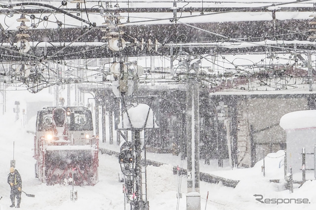 小樽駅構内に出動した除雪機械(1月14日、10時頃)。