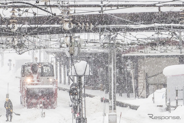 小樽駅構内に出動した除雪機械（1月14日、10時頃）。