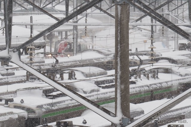 小樽駅構内を行き来する除雪機械(1月14日、10時15分頃)。