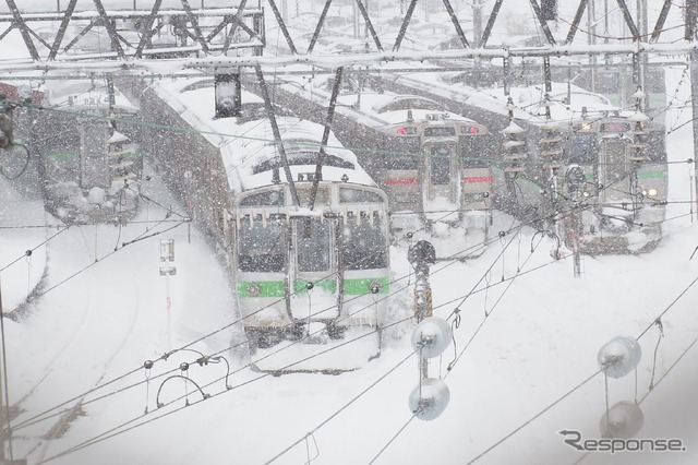 小樽駅の留置線で待機する電車(1月14日、10時15分頃)。