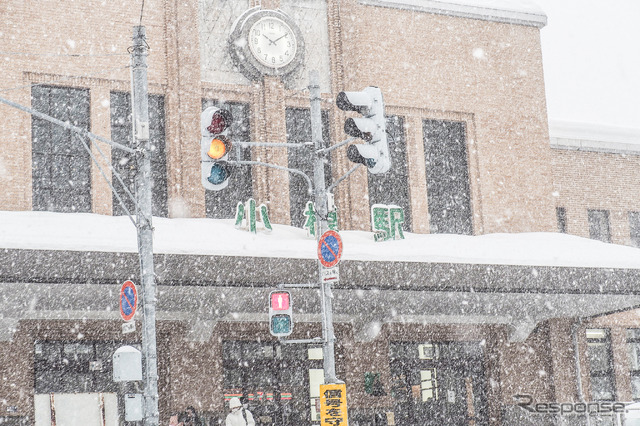 雪が降り続く小樽駅。札幌、倶知安方面とも始発から運休状態に。1月14日。