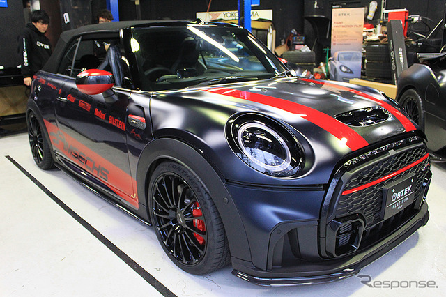 STEKプロテクションフィルム施工中のBMW『MINI JOHN COOPER WORKS』