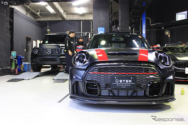 STEKプロテクションフィルム施工中のBMW『MINI JOHN COOPER WORKS』