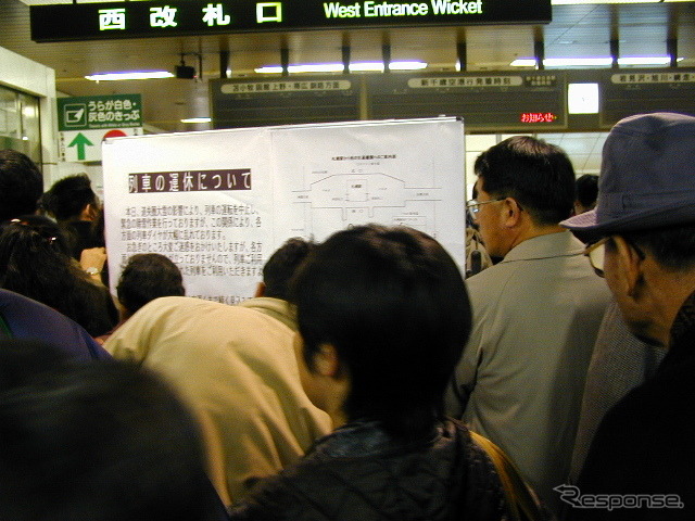 2000年2月25日、情報を確認する利用者たち。