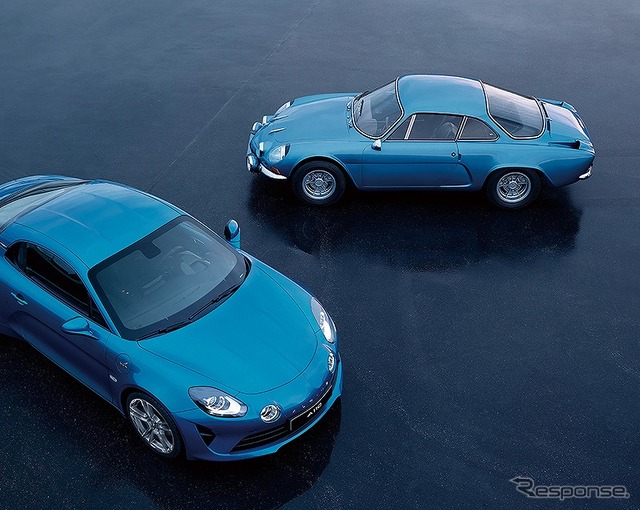 アルピーヌ A110(向かって左)とオリジナルアルピーヌ A110