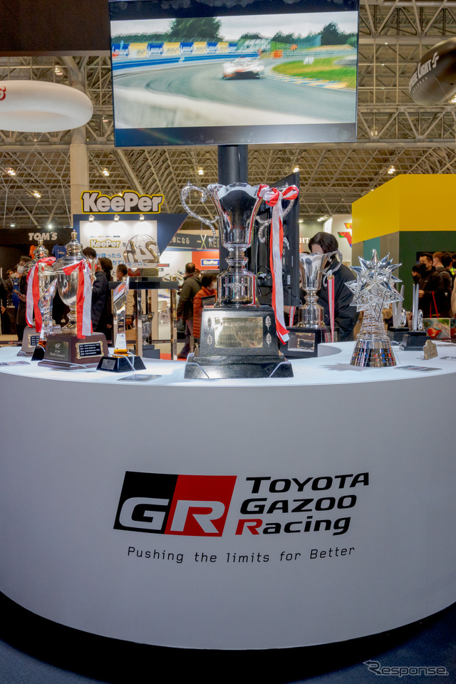 トロフィーがズラリと並ぶ(東京オートサロン2022)。