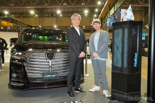 AlpineF#1Statusアンバサダーのケミストリー川畑(向かって右)とハルトン社町井社長(東京オートサロン2022)