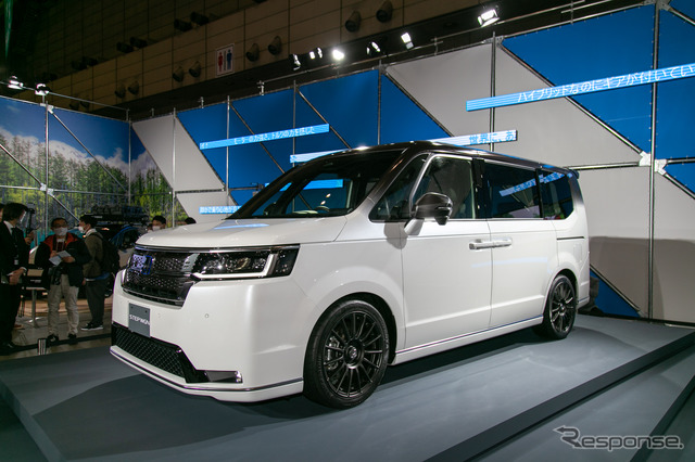 ホンダ・ステップワゴン新型のカスタム(東京オートサロン2022)