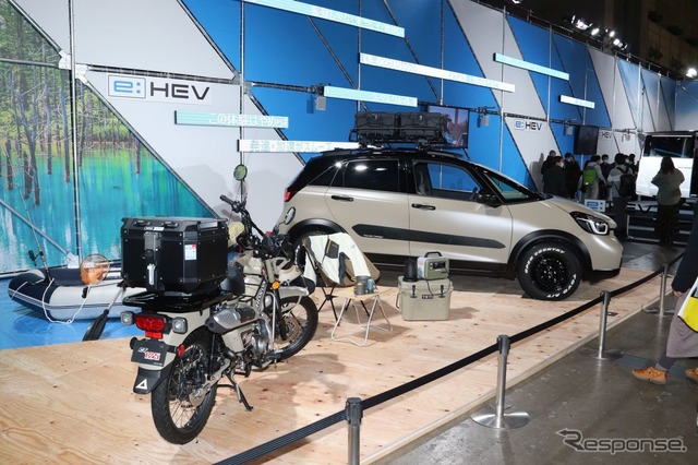 フィットe:HEVクロスター(奥)とハンターカブ(東京オートサロン2022)