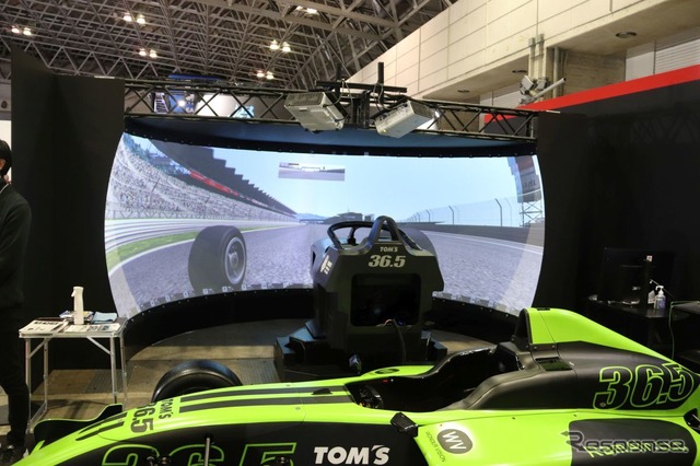トムス開発のドライビングシミュレータ（東京オートサロン2022）