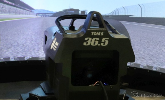 トムス開発のドライビングシミュレータ（東京オートサロン2022）