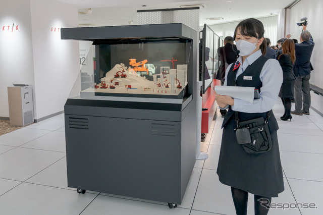 ホログラムで建設機械などが見られるという面白い試みも。