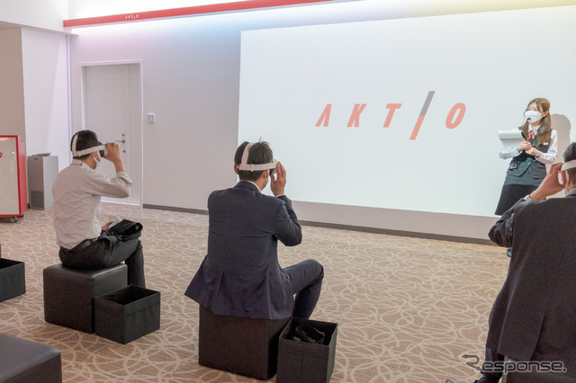 VRヘッドセットを付けて、工場見学をバーチャルで楽しめる。