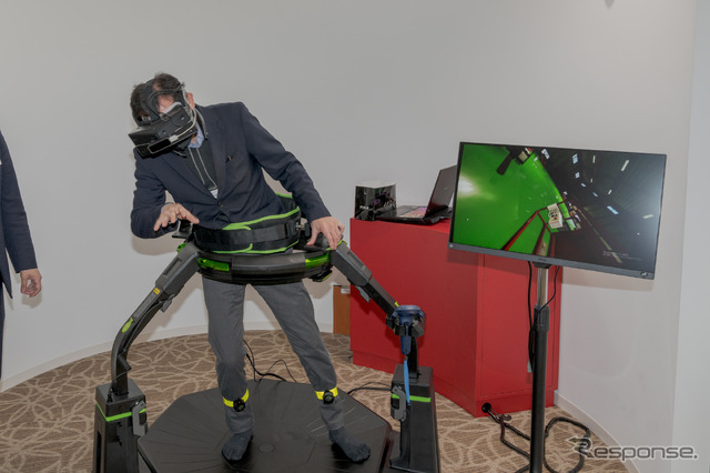 高所作業車のゴンドラが倒れたシーンをVRで体験すると、身体も倒れていく感覚に陥る。