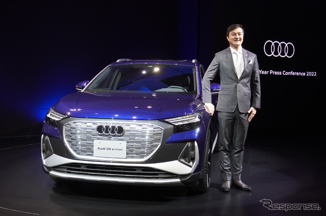 『Q4 e-tron』とフォルクスワーゲングループジャパン社長兼アウディジャパン ブランドディレクターのマティアス・シェーパース氏