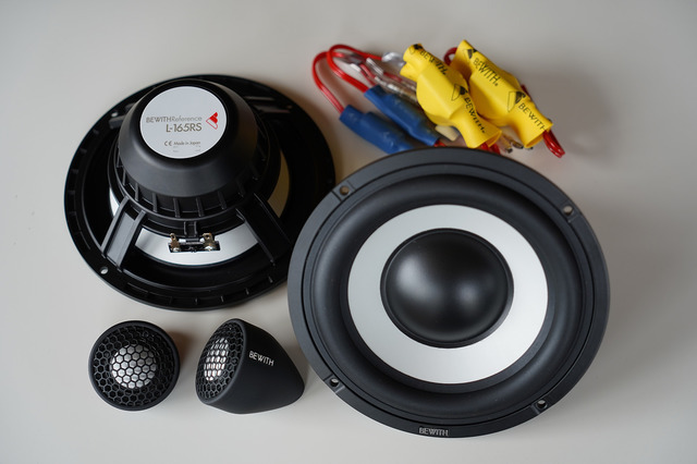 取り付け性の高さも特長とする国産スピーカーの一例(ビーウィズ・Reference AM Duo 165S)。