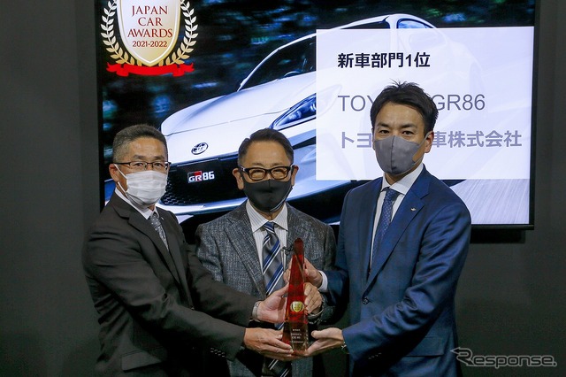 トヨタ自動車の豊田章男社長(中央。東京オートサロン2022)