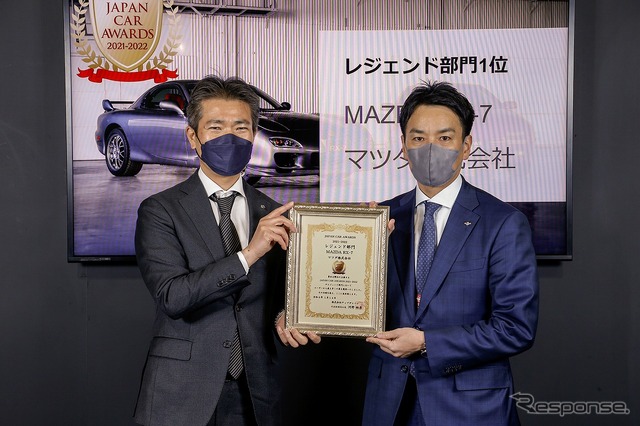 マツダ国内広報部の町田晃部長(左。東京オートサロン2022)