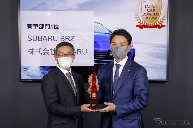 スバル商品企画本部の井上正彦プロジェクトゼネラルマネージャー(左。東京オートサロン2022)