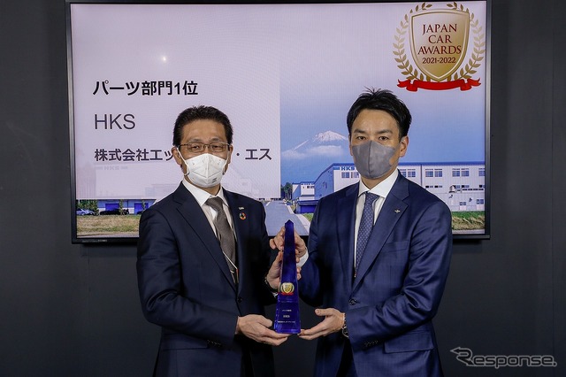 HKSの水口大輔社長(左。東京オートサロン2022)
