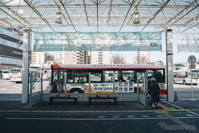 シェアサイクル「cogbe」の横断幕が掲げられた前橋駅前ロータリー