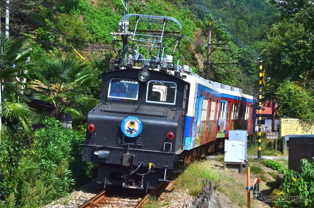 2013年頃、イベント列車を牽引していた上信電鉄のデキ1形は「上州のシーラカンス」という異名を持っていた。整備されたデキ3は部品調達ができないため本線走行が難しく、今回は電車との協調で構内運転を行なう。