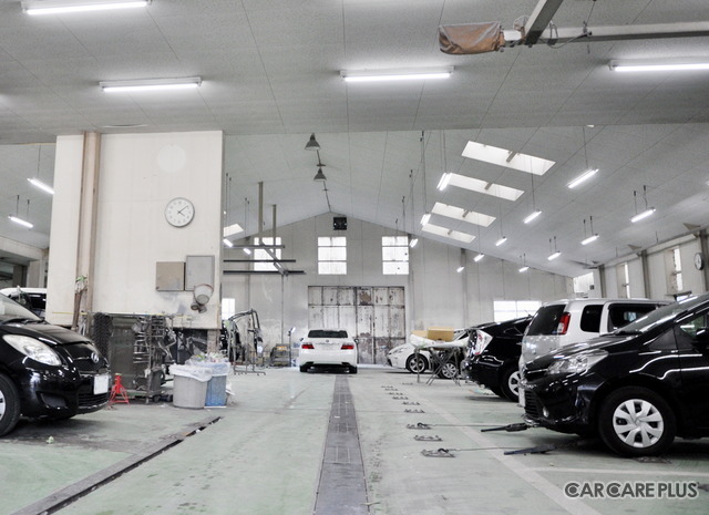 広々とした本社工場内。1台ごとに十分な作業スペースが確保されている