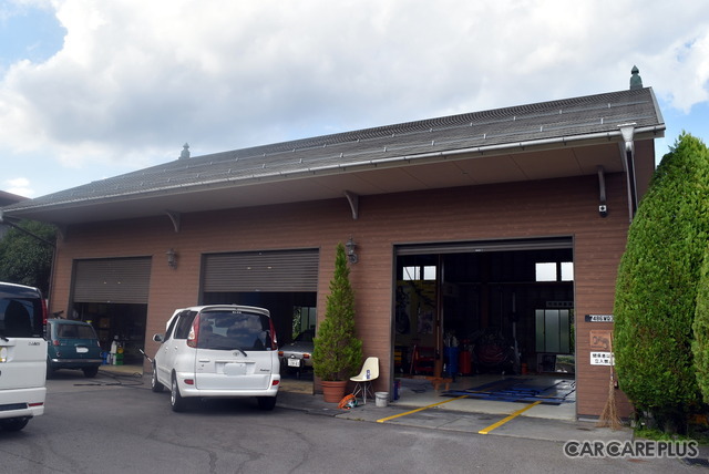 整備工場の外観。デザインは内山社長自身が行った