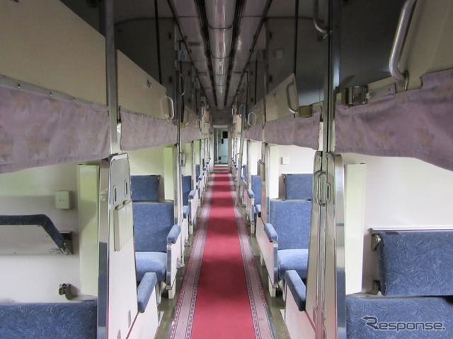 オロネ24 5の車内。最後まで残っていた開放式A寝台車だった。宿泊は2人まで。