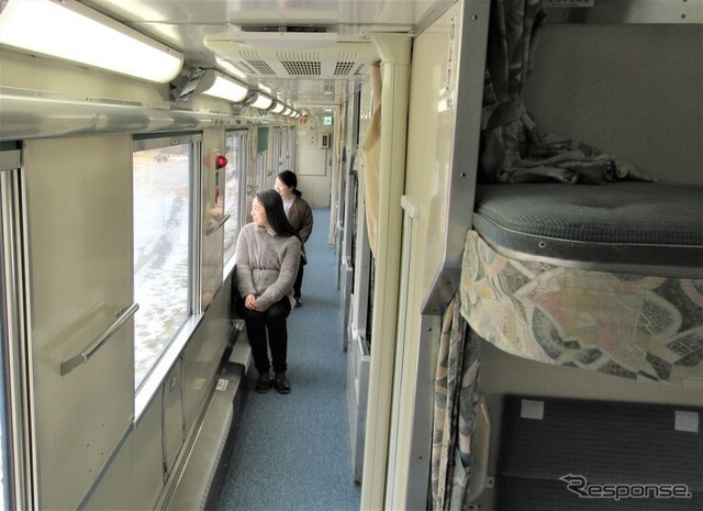 B寝台車の車内。宿泊は1両あたり4人まで。