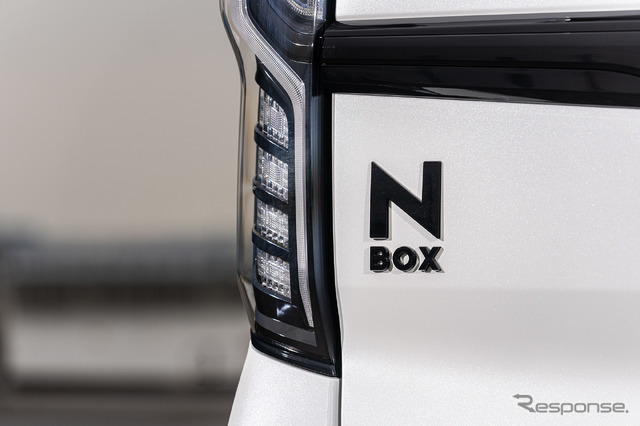 専用ブラック加飾のN-BOXエンブレム