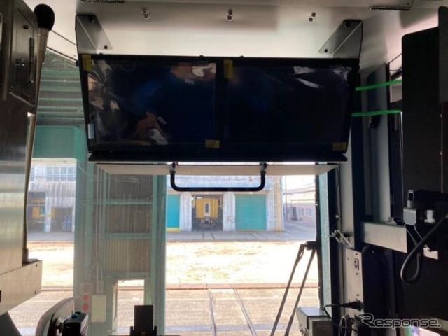 運転室に設置された映像表示用モニター。