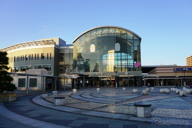 JR四国高松駅(2019年)。この右手に駅ビルが建てられる。瀬戸大橋線が開業するまでは宇高連絡船が発着する四国の玄関駅として名高かったが、近年はJR、私鉄、高速バス、フェリーも含めた公共交通の結節点として機能。体育館や大学の建設も計画されており、利用者の増加が見込まれている。