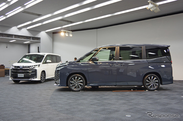 トヨタ・ノア 新型(向かって左)とヴォクシー 新型