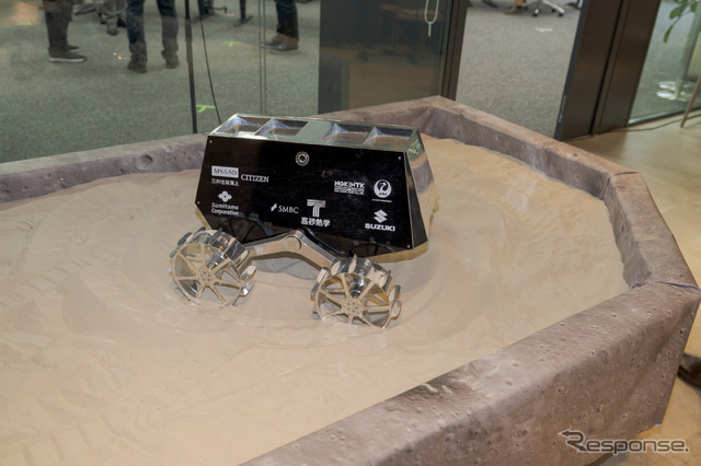 ミッションコントロールセンターの前には、ローバーの模型が飾られていたが、担当者によると実際に搭載するものではないとのことだった。