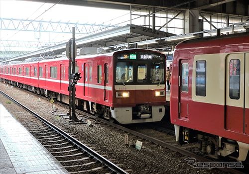 京急では土休日に品川・京急川崎~金沢文庫間で4往復運行されている12両編成(8両に4両増結)の快速特急を運用変更する。品川→金沢文庫間では品川発9時50分・10時10分・10時31分・10時51分の列車に充当。金沢文庫発9時・9時25分・9時46分・10時6分は京急川崎から品川へ延長される。