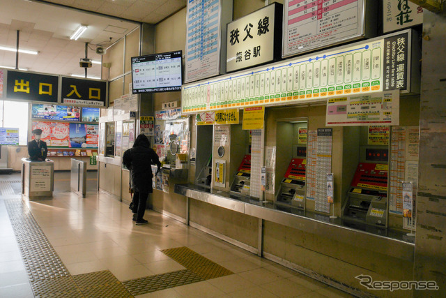 2019年12月、秩父鉄道熊谷駅の改札口。自動改札化が進んだ関東圏ではすっかり珍しくなった有人改札だが、PASMOの導入によりこのような光景を見ることができなくなるだろう。