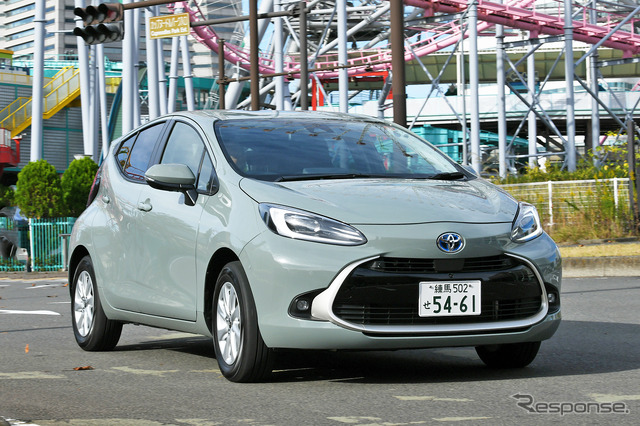 トヨタ アクア 新型(E-Four)