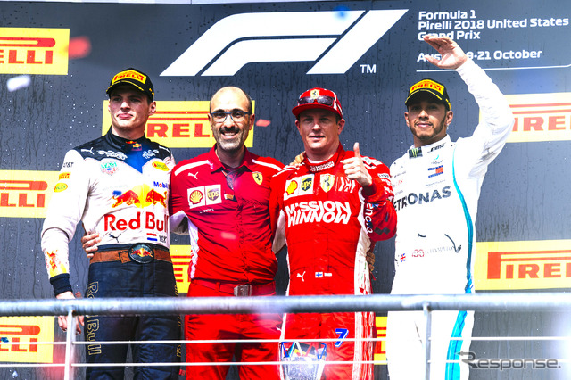 キミ・ライコネン(右から2人目)。F1最終勝利となった2018年アメリカGPの表彰式にて。