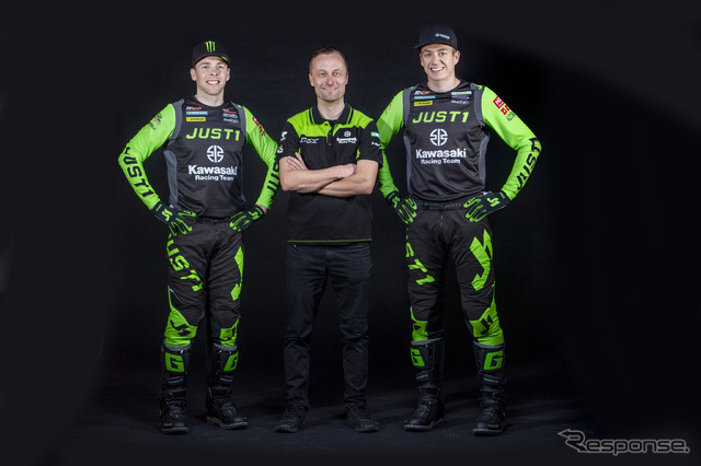 カワサキ・レーシングチームMXGPライダーとピルホネン(中央)