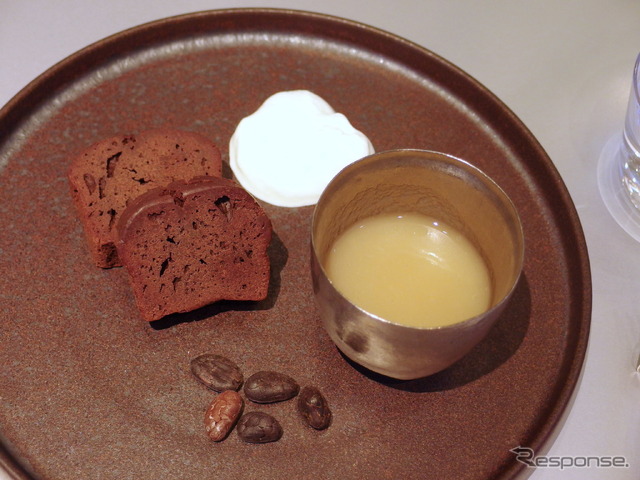 INTERSECT BY LEXUS - TOKYO:DE CACAO。ジュースはこれでだいたい果実1個ぶん。