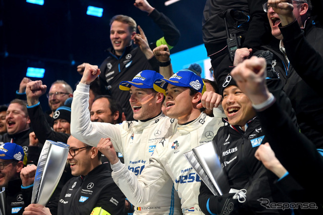 1-2を祝うメルセデス陣営(中央右がデ・フリーズ、同左がバンドーン)。