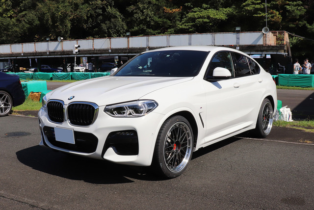 「フロント5ウェイ+サブウーファー」システムが搭載された“サウンドフリークス(岩手県)”のデモカー「BMW X4」。
